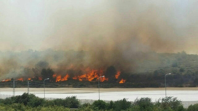 Fires rage near Shlomi (Photo: Fire Department)