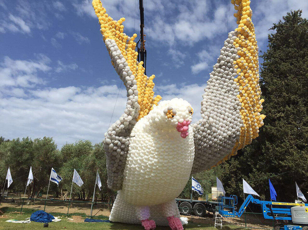 A dove made of 40,000 balloons at the sculpture festival at Monfort Lake, Ma'alot (Photo: Shlomo Sharvit)