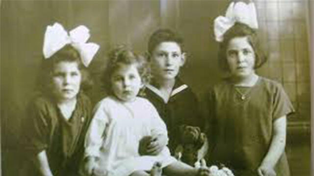 (L-R:) Betty, Liesje, Jaap, Juulnullnull (L-R:) Betty, Liesje, Jaap, Juul