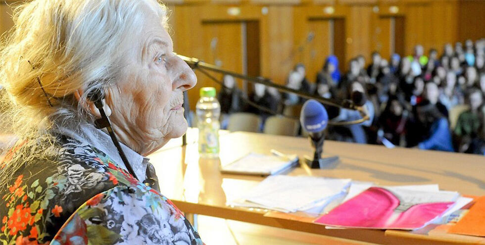 Betty Baush addressing studentsnullnull Betty Baush addressing students