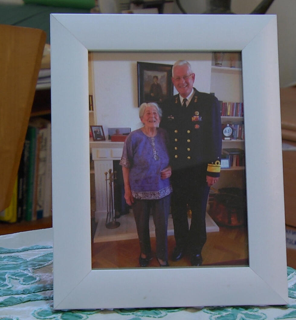 Betty Bausch with the commander of the Dutch Navy (צילום: יוגב אטיאס) Betty Bausch with the commander of the Dutch Navy