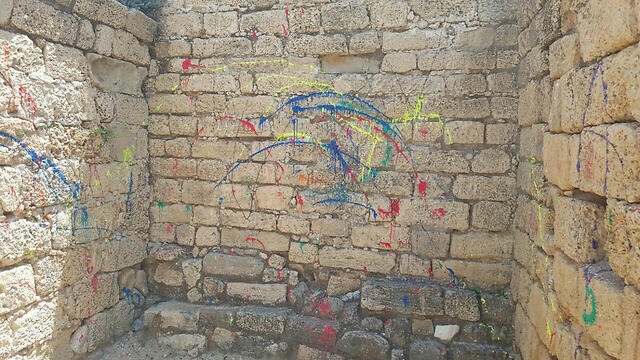 Paint left behind (Photo: Orel Ezra) (צילום: אוראל עזרא) Paint left behind (Photo: Orel Ezra)