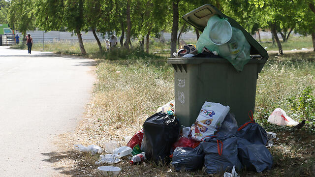 Trash left by visitors at the Yarkon Park in Tel Aviv (Photo: Shaul Golan) (צילום: שאול גולן) Trash left by visitors at the Yarkon Park in Tel Aviv (Photo: Shaul Golan)