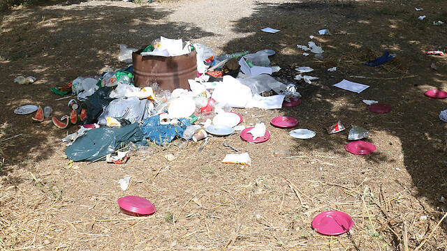 Trash left by visitors at the Yarkon Park in Tel Aviv (Photo: Shaul Golan) (צילום: שאול גולן) Trash left by visitors at the Yarkon Park in Tel Aviv (Photo: Shaul Golan)