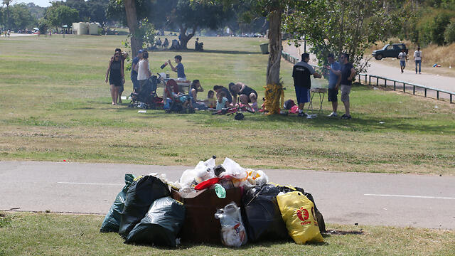 Trash piling up at the Yarkon Park in Tel Aviv (Photo: Shaul Golan) (צילום: שאול גולן) Trash piling up at the Yarkon Park in Tel Aviv (Photo: Shaul Golan)