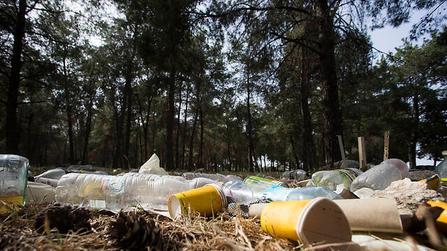 Trash left by visitors in Kiryat Ata (Photo: Gil Nechushtan) (צילום: גיל נחושתן) Trash left by visitors in Kiryat Ata (Photo: Gil Nechushtan)