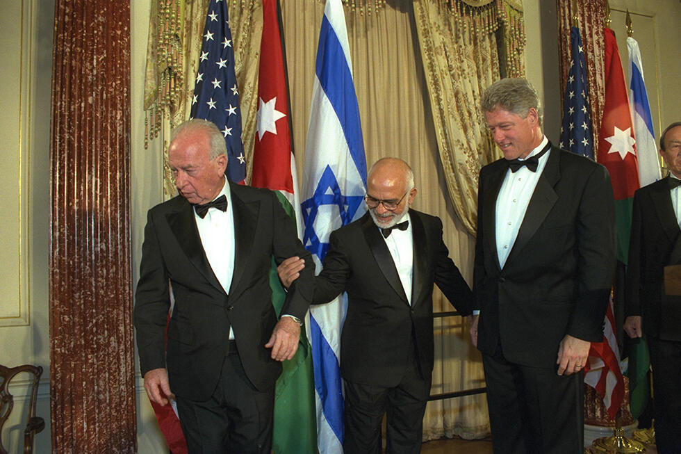 Rabin, King Hussein of Jordan, and former US President Bill Clinton in 1994. The world no longer believes in Middle East peace. (Photo: Yaakov Saar/GPO) (צילום: יעקב סער, לע"מ) Rabin, King Hussein of Jordan, and former US President Bill Clinton in 1994. The world no longer believes in Middle East peace. (Photo: Yaakov Saar/GPO)