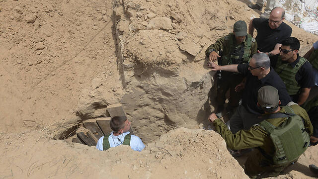 Netanyahu examines the recently-discovered tunnel (Photo: Amos Ben-Gershom, GPO)