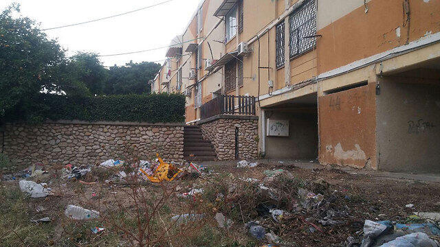 Condition of Holocaust survivor Lea Karsik's residence (Photo: Barel Ephraim)