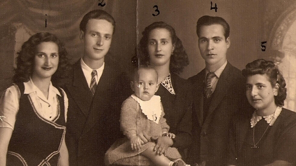 Gattegno (no. 5) with her sisters and their husbands (photo from Nata Gattegno's private collection) (צילום: מתוך האוסף הפרטי של נטה גטיניו) Gattegno (no. 5) with her sisters and their husbands (photo from Nata Gattegno's private collection)