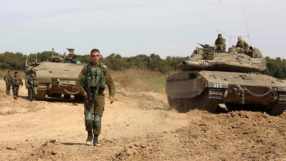 IDF soldiers and tanks on Gaza border (Photo: AFP) (צילום: AFP) IDF soldiers and tanks on Gaza border (Photo: AFP)