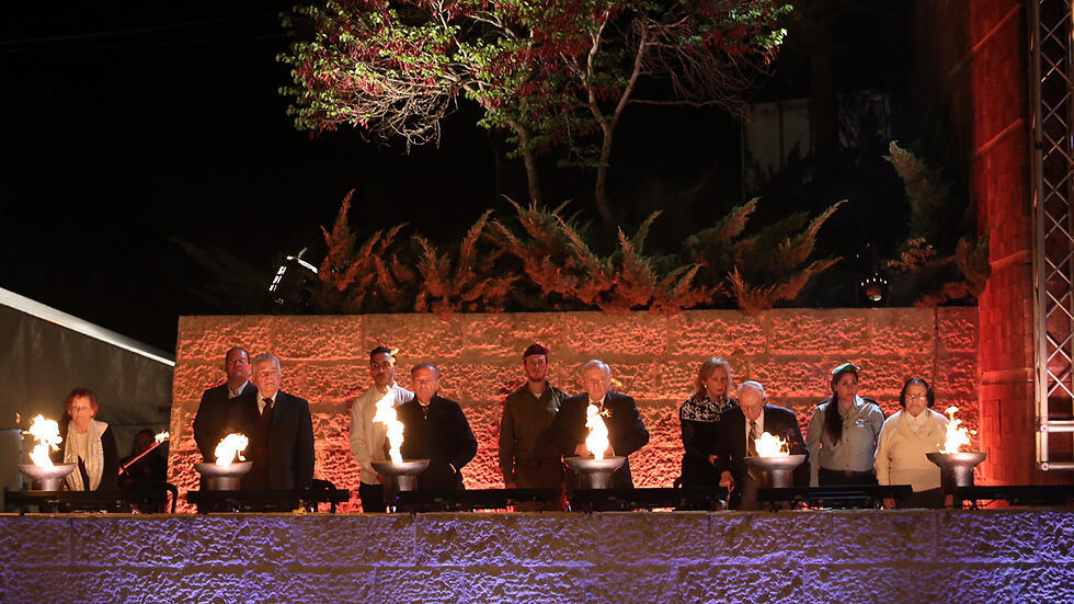 Зажигание факелов в День независимости. Фото: Гиль Йонатан (צילום: גיל יוחנן) Зажигание факелов в День независимости. Фото: Гиль Йонатан