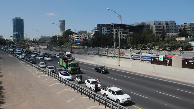 Drivers stop their cars to the side of the road to stand during the 2-minute siren (Photo: Yaron Brener)