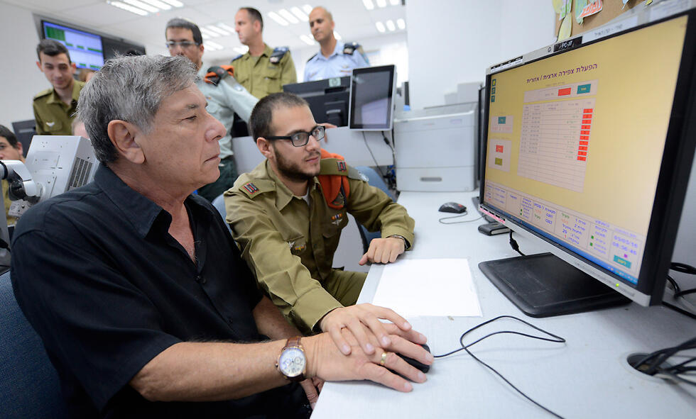 Holocaust survivor Dr. Ze'ev Hertz Pullman and his grandson Lieut. David Hertz activate the siren on Israeli Holocaust Remembrance Day (Photo: IDF Spokesperson's Unit) (צילום: דובר צה"ל) Holocaust survivor Dr. Ze'ev Hertz Pullman and his grandson Lieut. David Hertz activate the siren on Israeli Holocaust Remembrance Day (Photo: IDF Spokesperson's Unit)