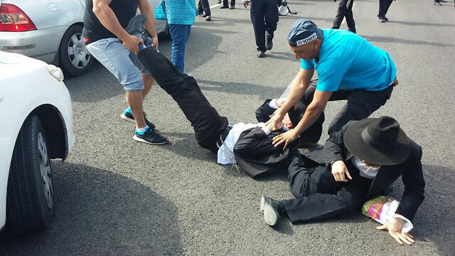 Haredi protesting a defector's arrest in Bnei Brak (Photo: Doron Cohen)