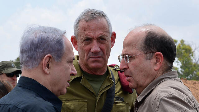Prime minister with former Chief of Staff Benny Gantz (center) and former Defense Minister Moshe Ya'alon (Photo: Kobi Gidon/GPO)