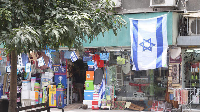 A storefront ready for Independence Day (Photo: Motti Kimchi)