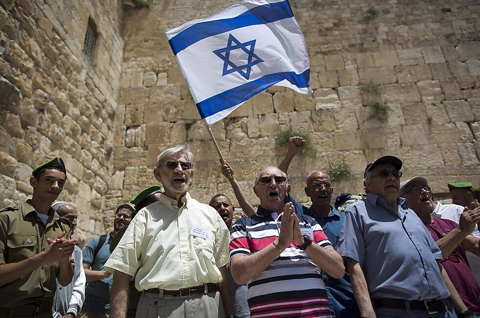 Holocaust survivors celebrating their bar mitzvahs at the Western Wall (Illustration Photo: EPA) (צילום: EPA) Holocaust survivors celebrating their bar mitzvahs at the Western Wall (Illustration Photo: EPA)