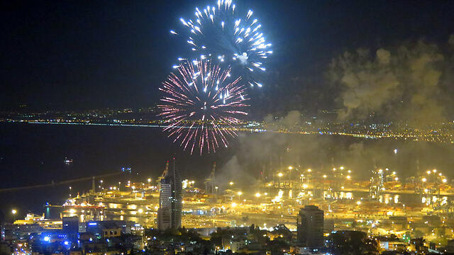 Праздничный салют. Фото: Монт Гальпаз (צילום: מונט גלפז) Праздничный салют. Фото: Монт Гальпаз