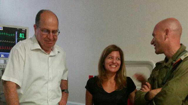 Ya'alon visits the wounded officer.nullnull Ya'alon visits the wounded officer.