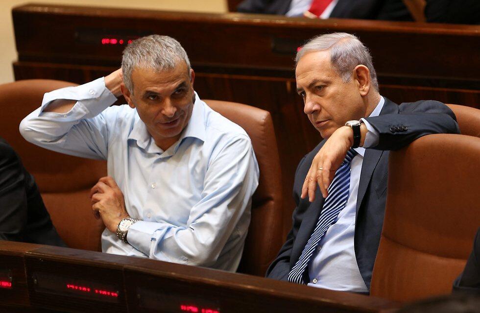 Moshe Kahlon (L) and Benjamin Netanyahu (Photo: Alex Kolomoisky)