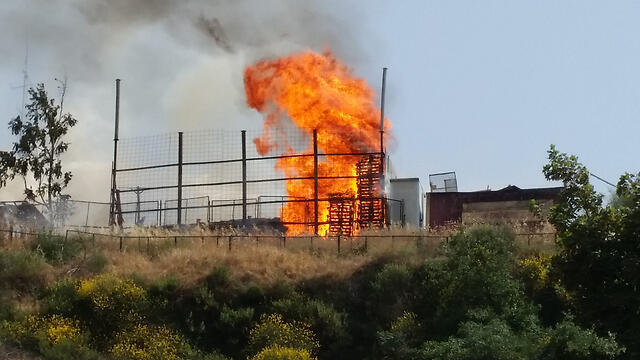Fire on Highway 1 at the entrance to Jerusalem (Photo: Itzik Abramovich)