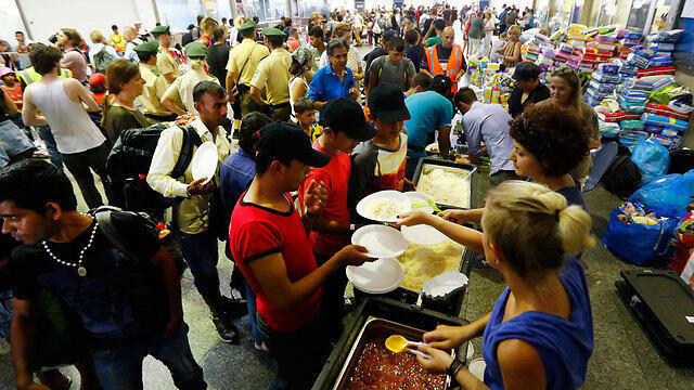 Раздача еду в Мюнхене. Фото АР