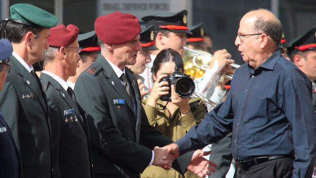 Ya'alon shaking Depuy Chief of Staff Yair Golan's hand (Photo: Motti Kimchi) (צילום: מוטי קמחי) Ya'alon shaking Depuy Chief of Staff Yair Golan's hand (Photo: Motti Kimchi)