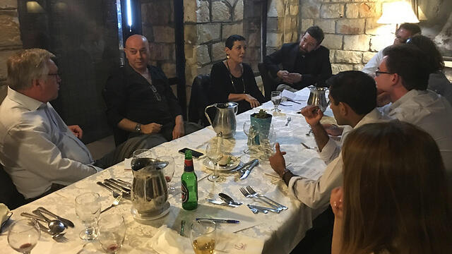 Smadar Haran meets with international journalists in Tzfat (Photo: Israeli Foreign Ministry) 
