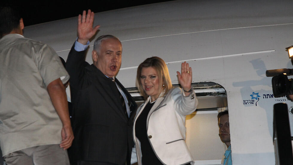 Prime Minister Netanyahu and his wife Sara getting on a flight to the US (Photo: Ohad Zwigenberg) 