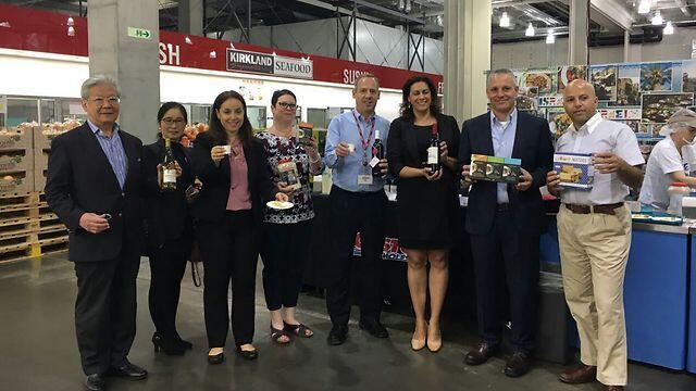 Tasting Israeli food at Costco in Japan (Photo: Israel Export Institute) (צילום: מכון היצוא) Tasting Israeli food at Costco in Japan (Photo: Israel Export Institute)
