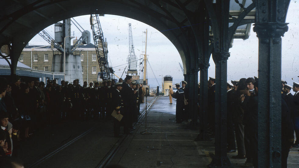 Handover ceremony from British to Israeli hands (Photo: Association of Former Dolphin Submariners) (באדיבות עמותת דולפין יוצאי חיל הים) Handover ceremony from British to Israeli hands (Photo: Association of Former Dolphin Submariners)