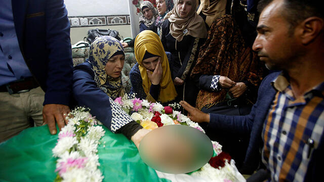 Mourners over Sharif (Photo: Reuters)