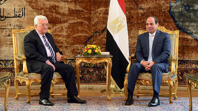 Egyptian president Abdel Fattah al-Sisi, right, meets with Palestinian President Abbas (Photo: Reuters)