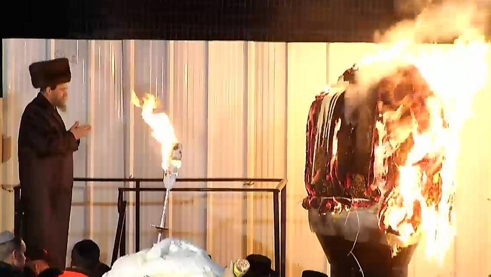 Bonfire being lit by the Boyan hassidim at Meron (Photo: Eli Aviv) (צילום: אלי אביב) Bonfire being lit by the Boyan hassidim at Meron (Photo: Eli Aviv)