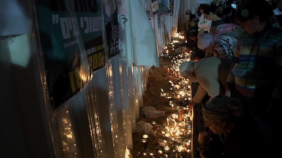 At the tomb of Rabbi Shimon Bar Yochai (Photo: Eli Mandlebaum) (צילום: אלי מנדלבאום) At the tomb of Rabbi Shimon Bar Yochai (Photo: Eli Mandlebaum)