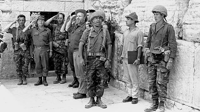 IDF Paratroopers at the Western Wall (Photo: IDF Archieves in the Ministry of Defense and Bamachane)