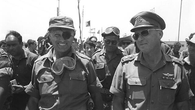 Yitzhak Rabin (R) with Moshe Dayan in the Six-Day War (Photo courtesy of the Ministry of Defense) (צילום: באדיבות ארכיון צה"ל במשרד הביטחון ו"במחנה") Yitzhak Rabin (R) with Moshe Dayan in the Six-Day War (Photo courtesy of the Ministry of Defense)
