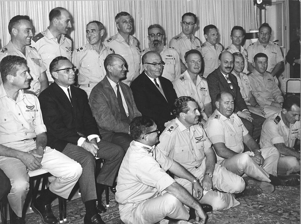 The IDF chiefs following the Six Day War with Prime Minister Levy Eshkol (Photo: IDF Archieves in the Ministry of Defense and Bamachane)