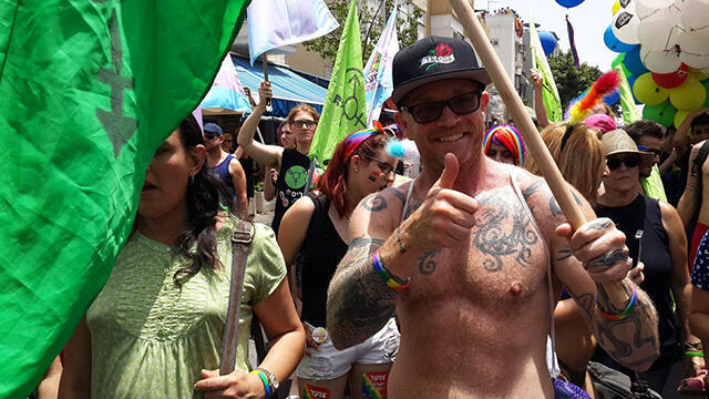 Buck Angel, a transgender man from Los Angeles, at the Pride Parade (Photo: Asaf Zagrizak) (צילום: אסף זגריזק) Buck Angel, a transgender man from Los Angeles, at the Pride Parade (Photo: Asaf Zagrizak)