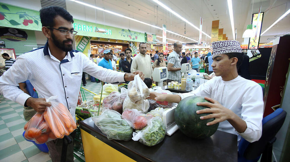 Preparing for the holy month in Oman. (Photo: AFP) (צילום: AFP) Preparing for the holy month in Oman. (Photo: AFP)