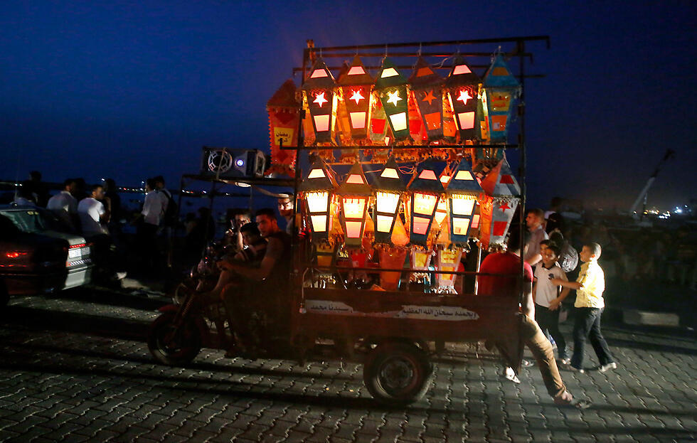 Ramadan lamps on display in Gaza. (Photo: AP) (צילום: AP) Ramadan lamps on display in Gaza. (Photo: AP)