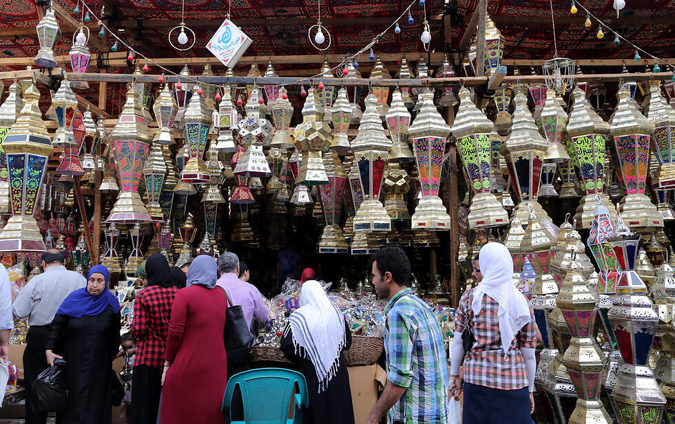 Store in Egypt sells lamps to celebrate the holiday. (Photo: EPA) (צילום: EPA) Store in Egypt sells lamps to celebrate the holiday. (Photo: EPA)