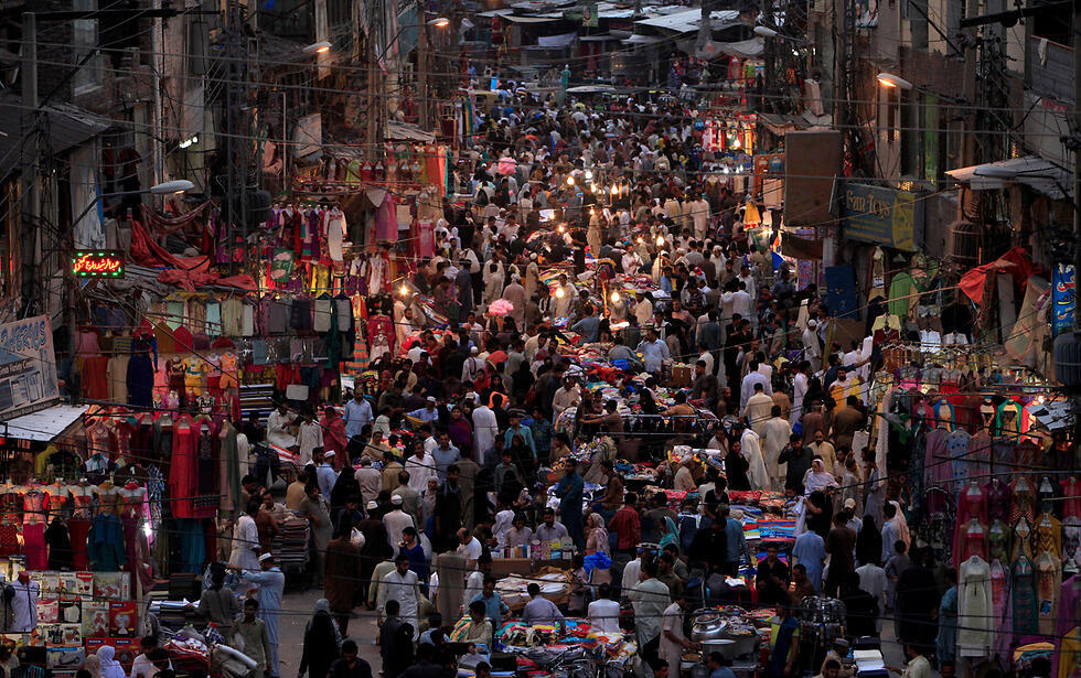 A market in Rawalpindi, Pakistan. (Photo: Reuters) (צילום: רויטרס) A market in Rawalpindi, Pakistan. (Photo: Reuters)