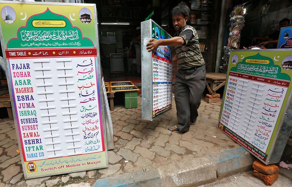Prayer schedules in Kalkota, India. (Photo: Reuters) (צילום: רויטרס) Prayer schedules in Kalkota, India. (Photo: Reuters)