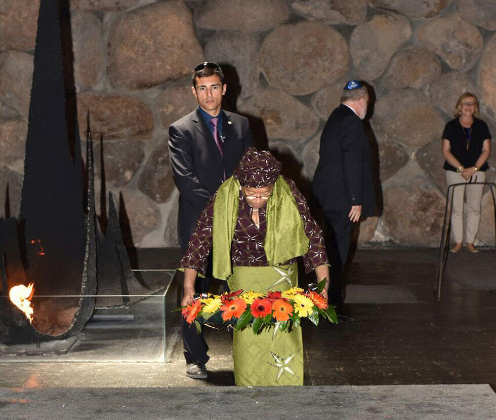 President Sirleaf lays a wreath at the Yad Vashem Hall of Remembrance (Photo: Shlomi Amsalem, Israeli Foreign Ministry)