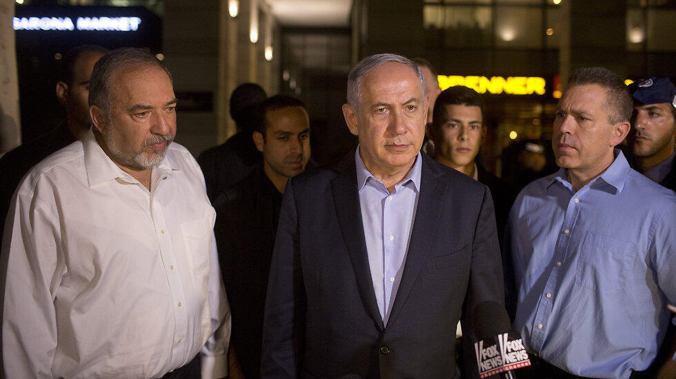 L to R: Security Council members, Def. Min. Lieberman; PM Netanyahu, and Public Security Min. Erdan (צילום: Getty Images) L to R: Security Council members, Def. Min. Lieberman; PM Netanyahu, and Public Security Min. Erdan