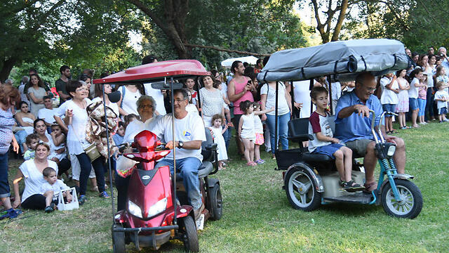 "Scooter dancing" at Kibbutz Amir (Photo: Aviyahu Shapira)