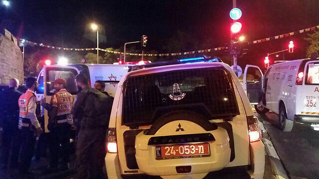 Scene of rock throwing incident (Photo:Avi Orlov) (צילום: אבי אורלוב תיעוד מבצעי מד"א) Scene of rock throwing incident (Photo:Avi Orlov)