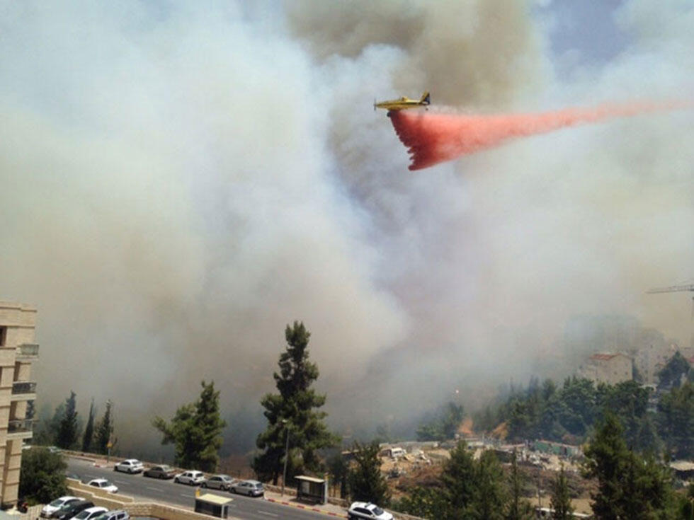 Firefighting plane outside of Givat Shaul (Photo: Alex Kolomoisky)